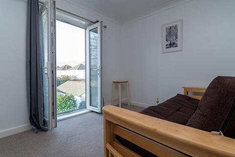 2 bedroom flat to rent, Bengal Road, Winton