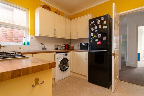 2 bedroom flat to rent, Bengal Road, Winton