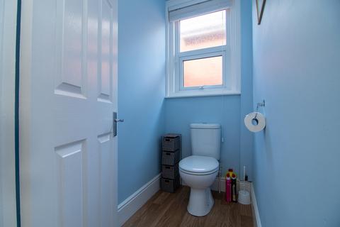 2 bedroom flat to rent, Bengal Road, Winton