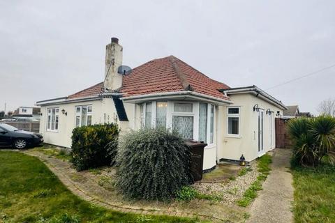 3 bedroom bungalow for sale - 31 The Drive, Clacton-on-Sea, Essex, CO15 4NN