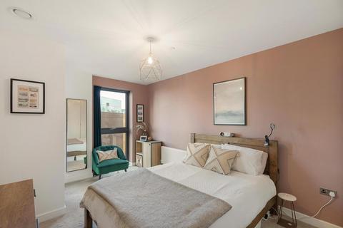 2 bedroom flat for sale, Osiers Road, London