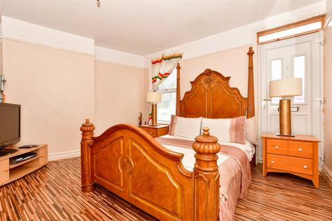 15 Arklow Square, Ramsgate, CT11 8PS
