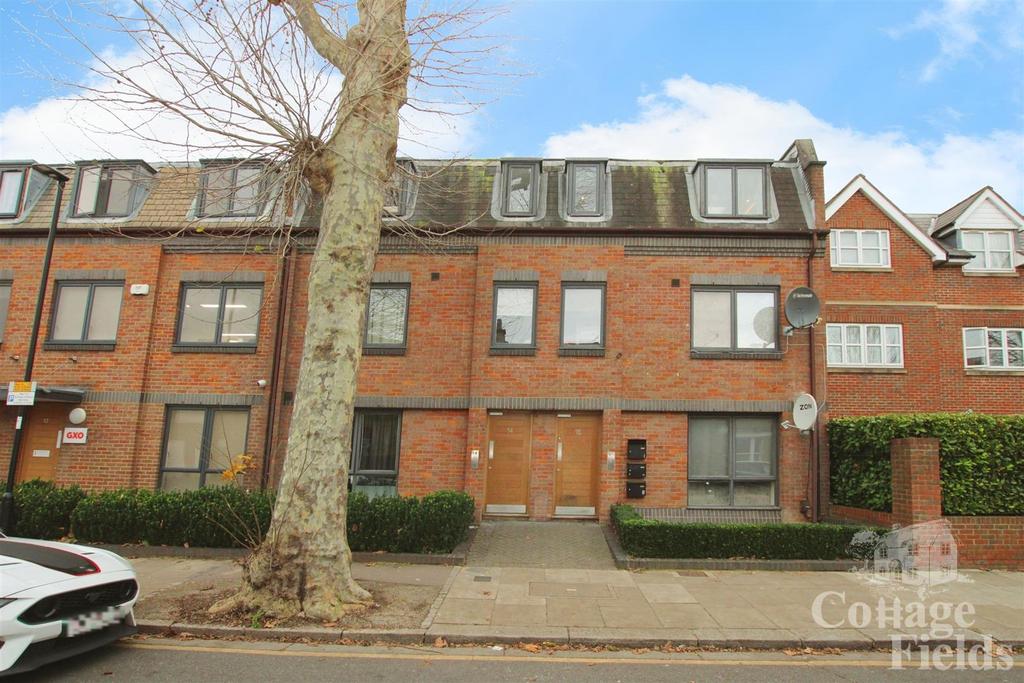 Ladysmith Road, Enfield Town, EN1 Share Of Freehold! 2 bed flat for