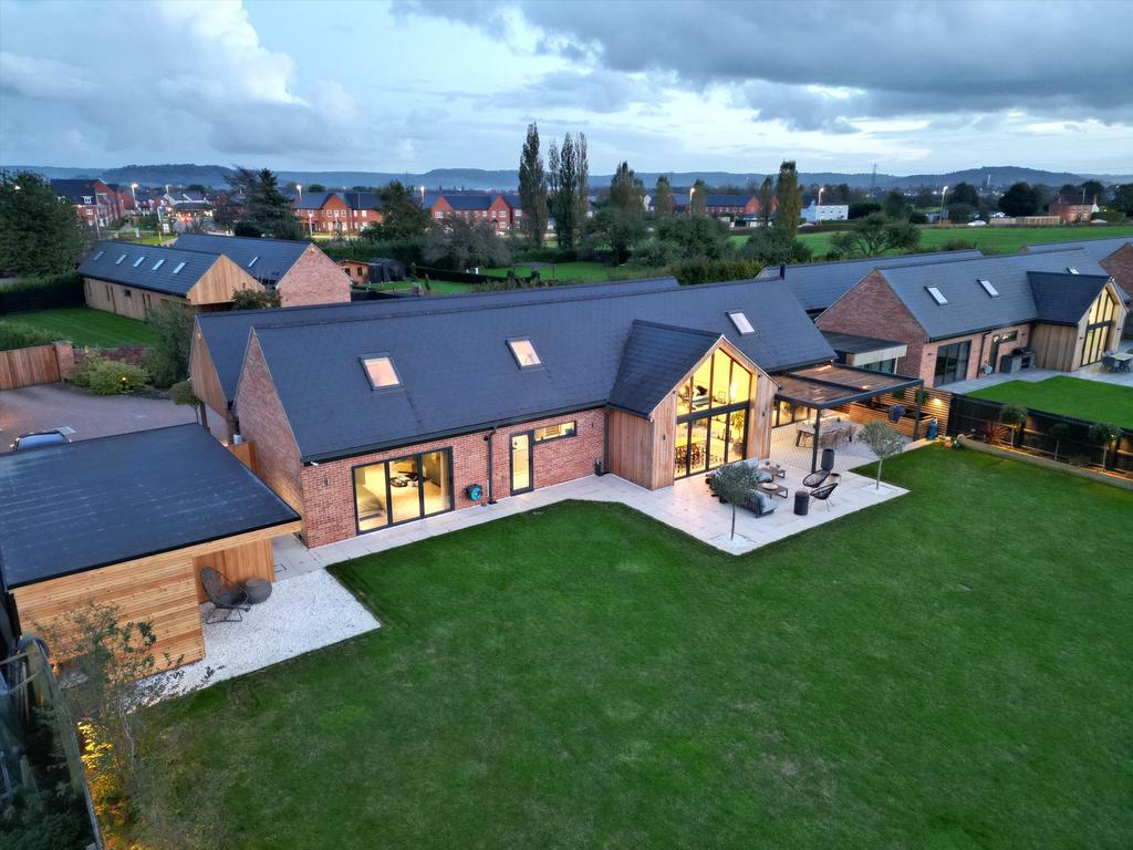 Tewkesbury Road, Twigworth, Gloucester, Gloucestershire, GL2 5 bed