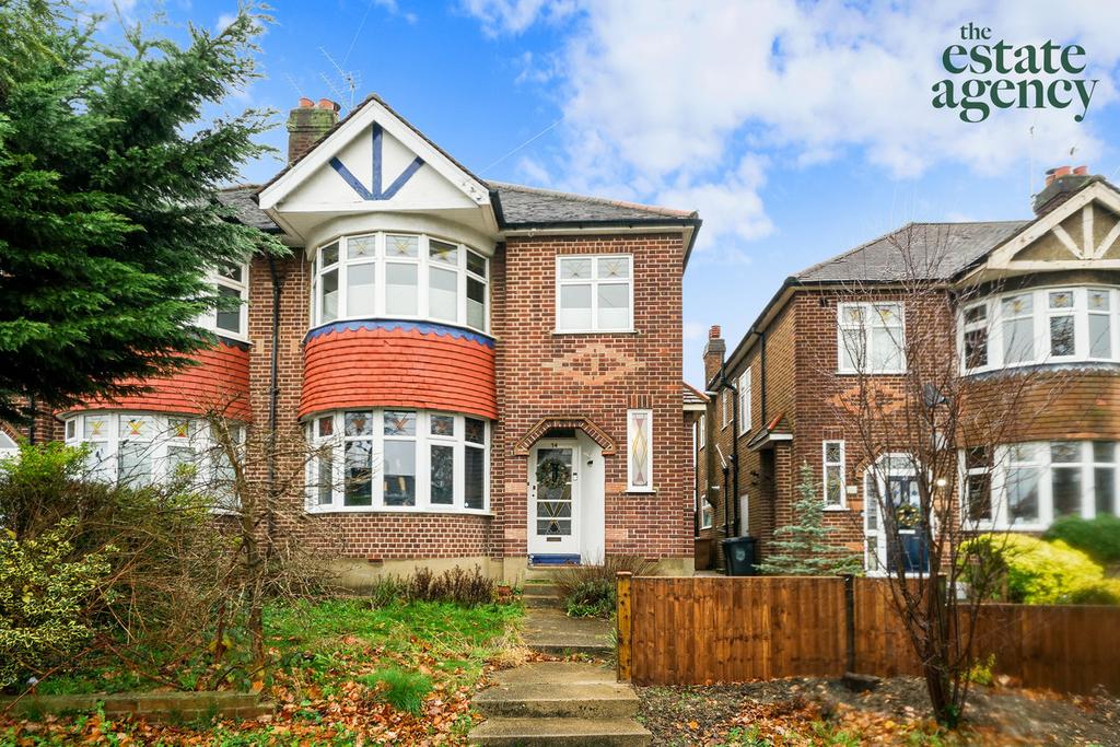 Endlebury Road, Chingford, E4 3 bed apartment for sale £425,000
