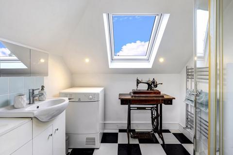 2a Mayfield Close, Thames Ditton, KT7 0AG