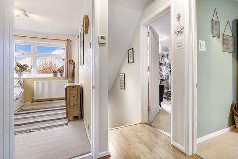 2a Mayfield Close, Thames Ditton, KT7 0AG