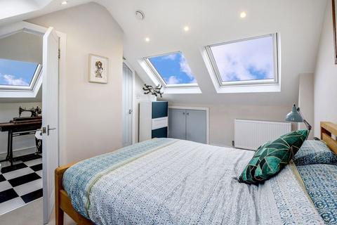 2a Mayfield Close, Thames Ditton, KT7 0AG