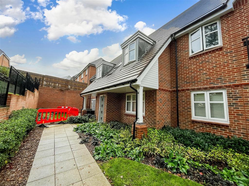 Consort Drive, Leatherhead, Surrey 2 bed apartment for sale £375,000