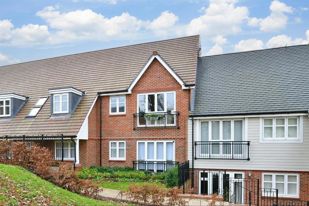 Consort Drive, Leatherhead, Surrey 2 bed apartment for sale £350,000