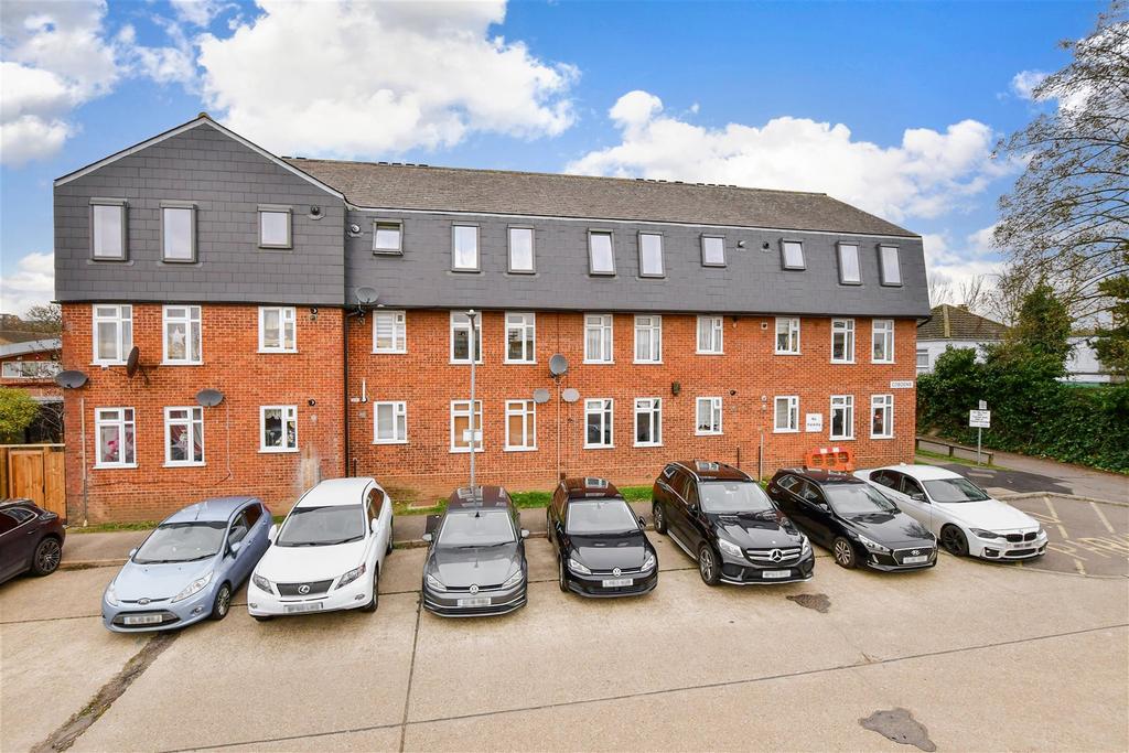 Limes Avenue, Chigwell, Essex 2 bed apartment for sale £275,000