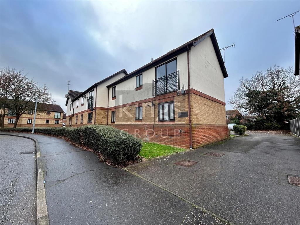 Lamplighters Close, Waltham Abbey 2 bed flat for sale £240,000
