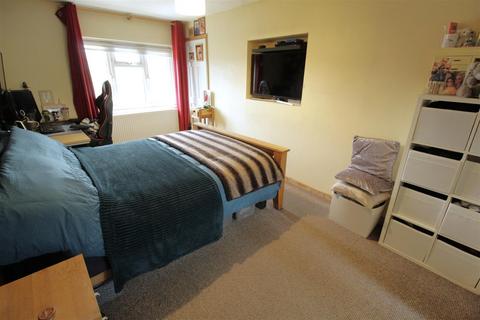 69 Hart Road, Byfleet, West Byfleet, KT14 7NL
