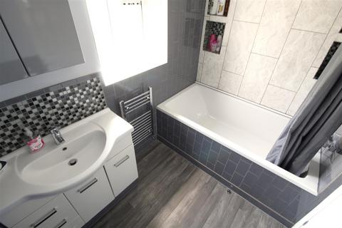 69 Hart Road, Byfleet, West Byfleet, KT14 7NL