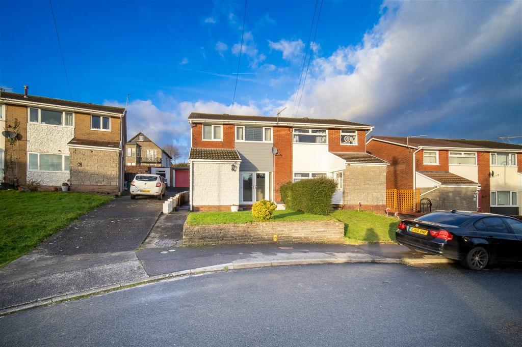 Conway Crescent, Tonteg, Pontypridd, CF38 1HP 3 bed semidetached house