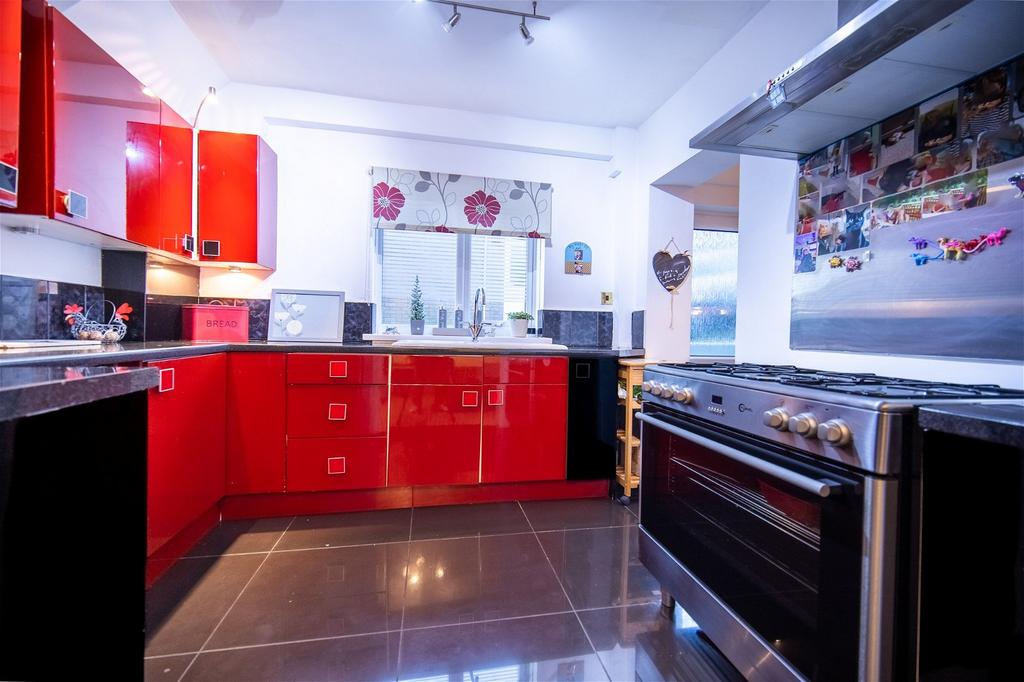 Conway Crescent, Tonteg, Pontypridd, CF38 1HP 3 bed semidetached house