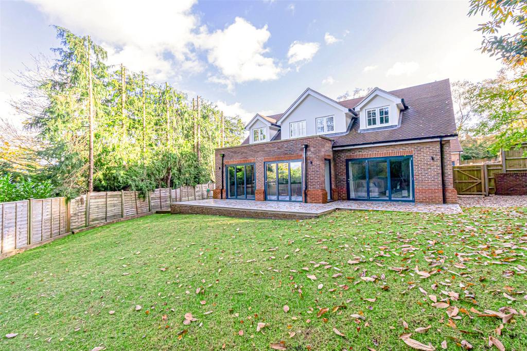 Heath Ride, Finchampstead, Wokingham, Berkshire, RG40 4 bed detached