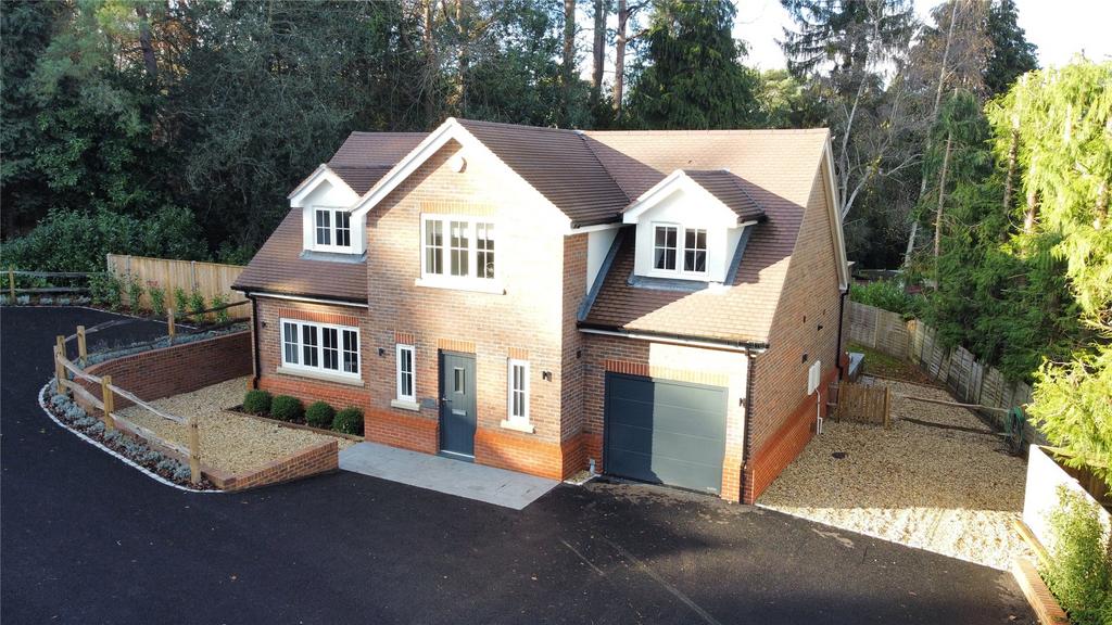 Heath Ride, Finchampstead, Wokingham, Berkshire, RG40 4 bed detached