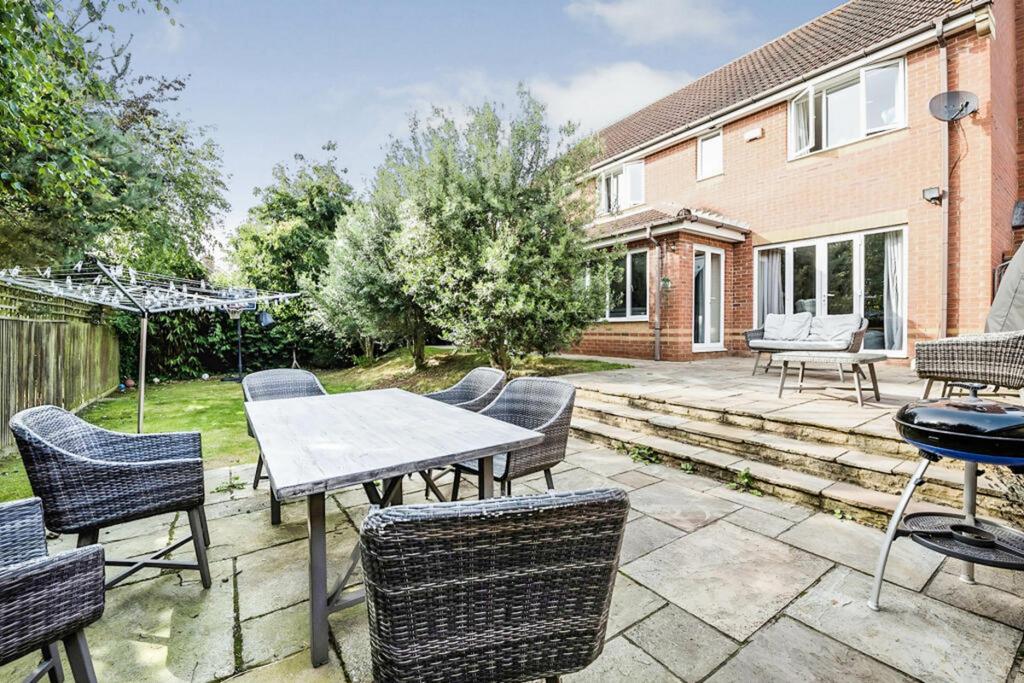 Sorrel Close, Wootton Fields, Northamptonshire NN4 6EY 5 bed detached