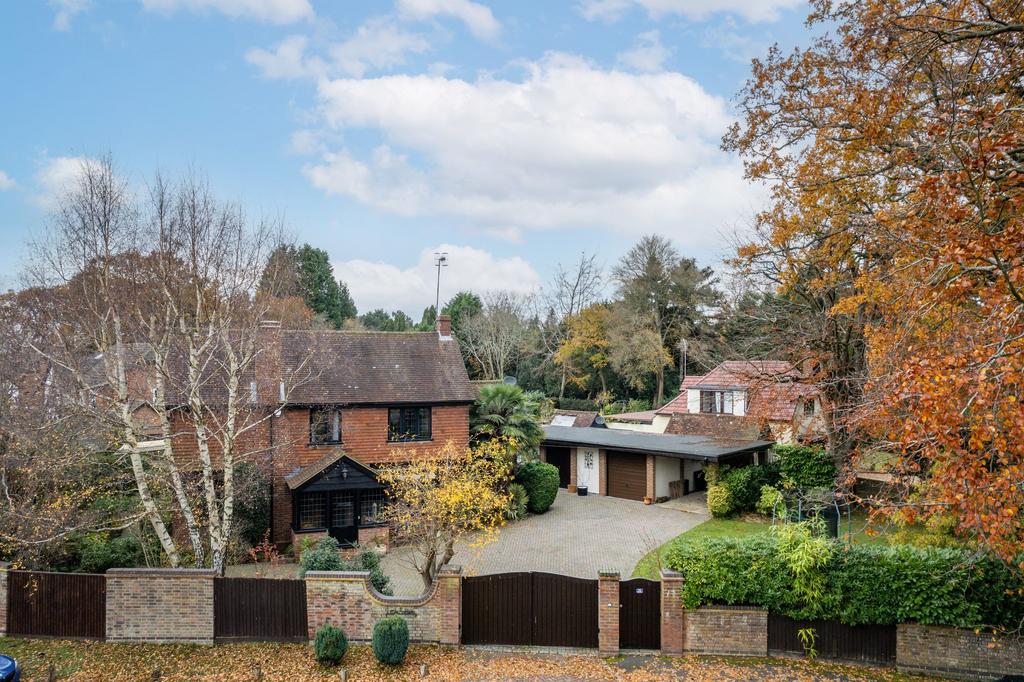 Lowdells Drive, East Grinstead, RH19 5 bed detached house for sale £