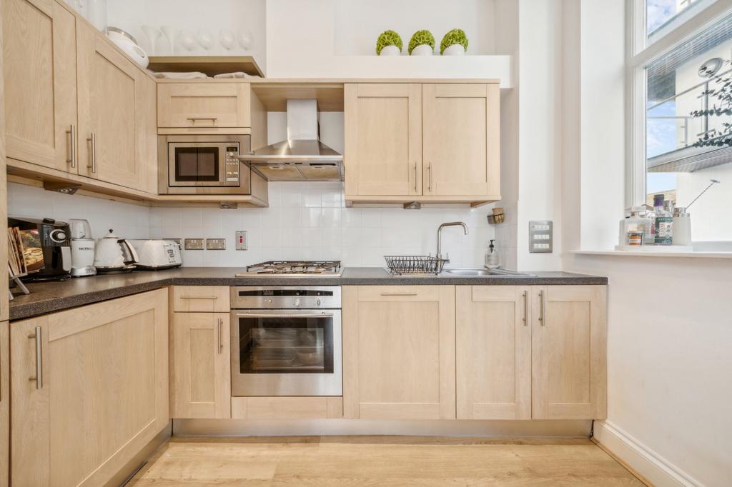 Balham Grove, London, SW12 1 bed apartment for sale £450,000