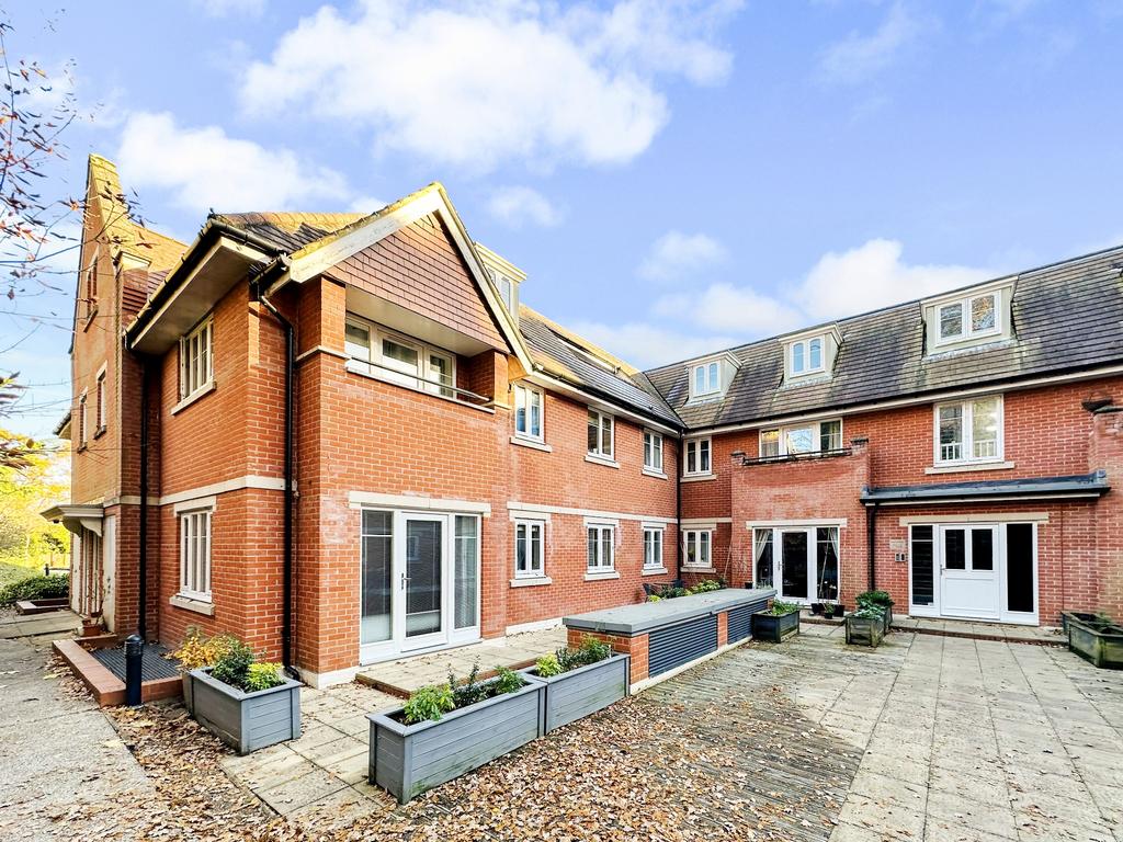 WOKING 2 bed ground floor flat for sale £300,000