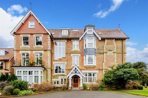 2 bedroom flat for sale, Coopers Hill Road, Redhill RH1