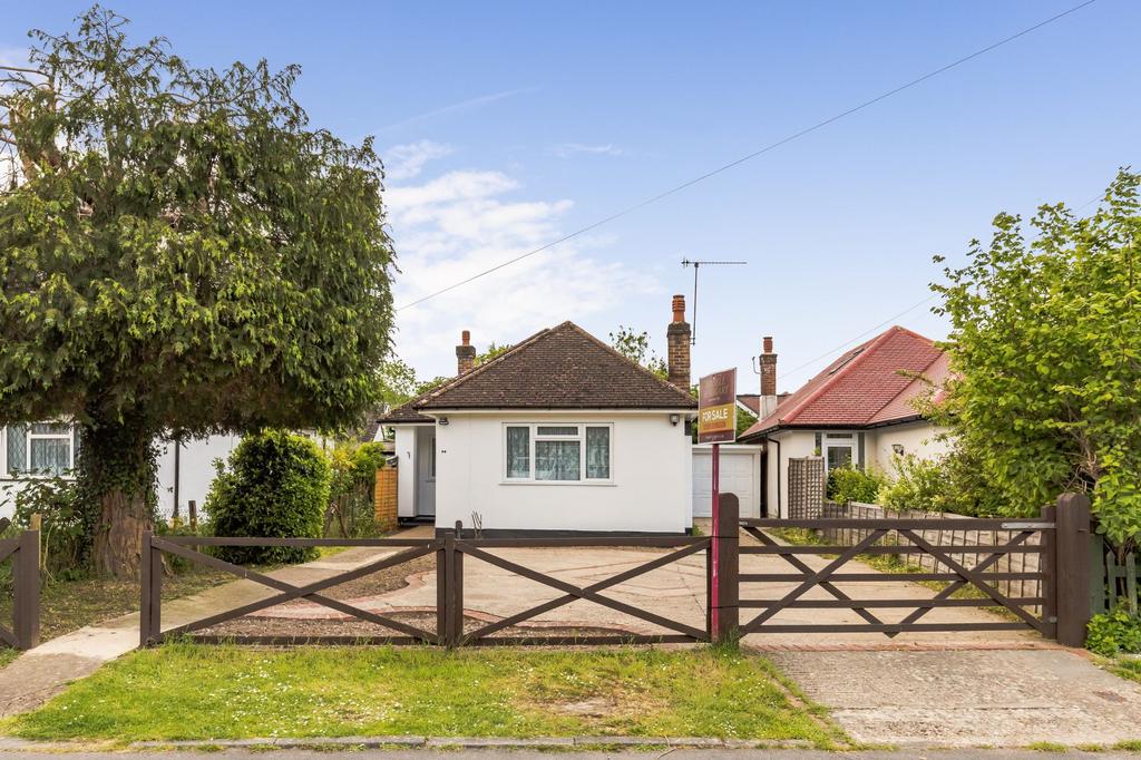 Horley, Horley RH6 3 bed detached bungalow for sale £500,000