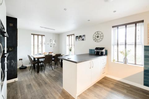 2 Cowleaze, Purton, Swindon, SN5 4FQ