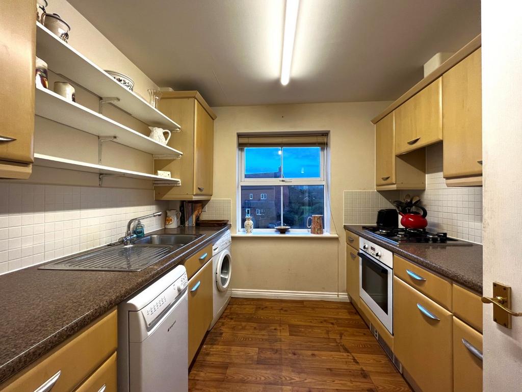 Popham Close, Tiverton, Devon, EX16 2 bed flat for sale £220,000