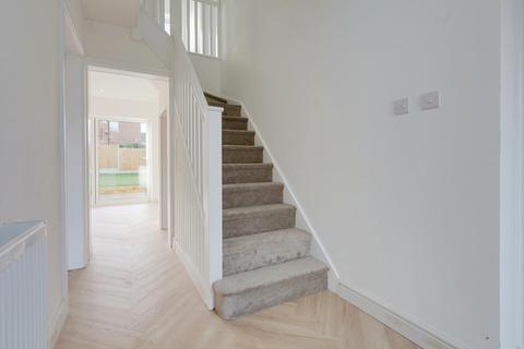 2 Birch Close, Rayleigh, SS6 9LZ