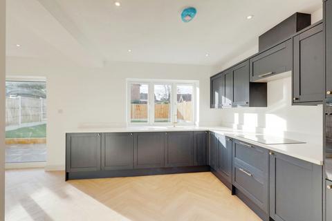 2 Birch Close, Rayleigh, SS6 9LZ