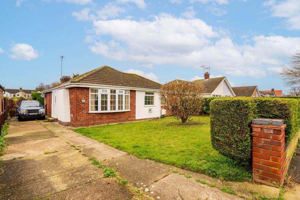 Higher Drive, Lowestoft, NR32 3 bed detached bungalow for sale £270,000