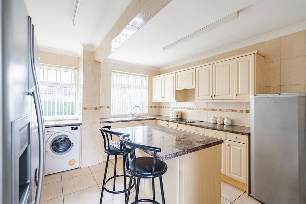 Higher Drive, Lowestoft, NR32 3 bed detached bungalow for sale £240,000