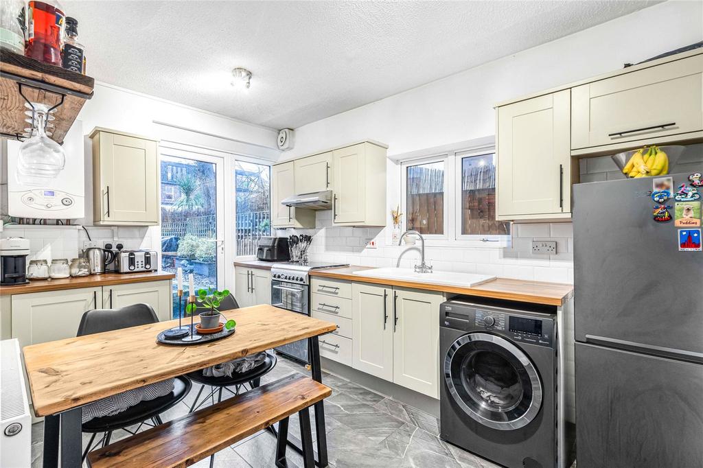 Fernthorpe Road, Furzedown, SW16 2 bed flat for sale £499,950