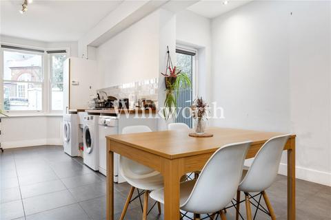 90 Woodside Gardens, London, N17 6UW