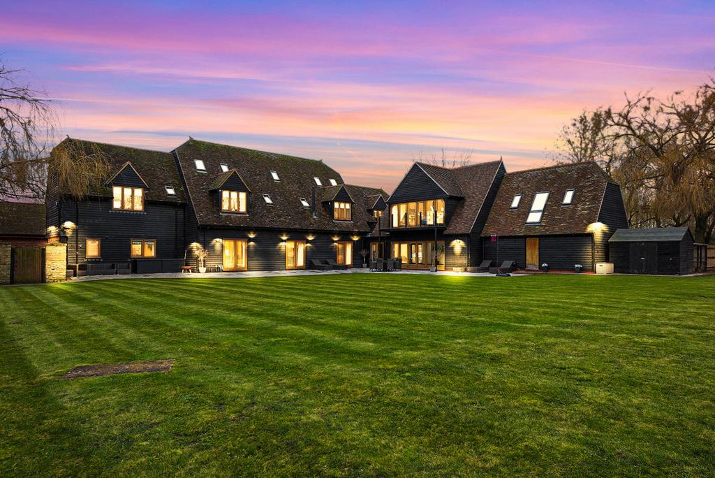 St Neots Road Renhold Bedford, Bedfordshire, MK41 0HZ 6 bed detached