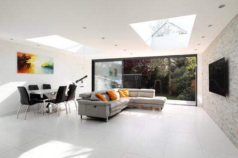 43 Buxton Drive, New Malden, KT3 3UX