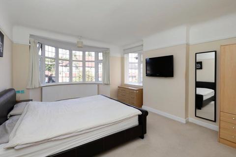 43 Buxton Drive, New Malden, KT3 3UX