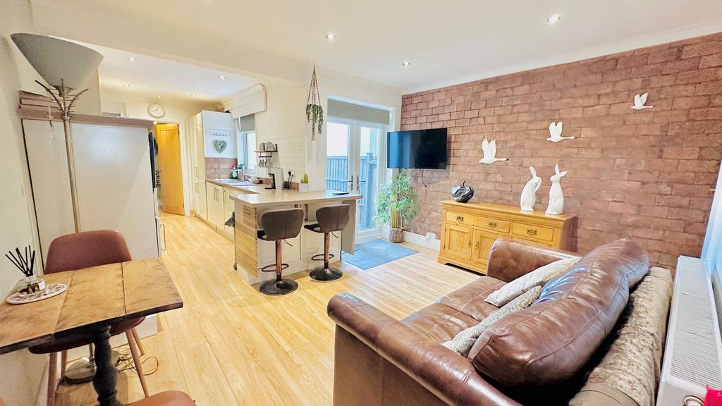 Holbrook Lane, Coventry, CV6 3 bed terraced house for sale £220,000