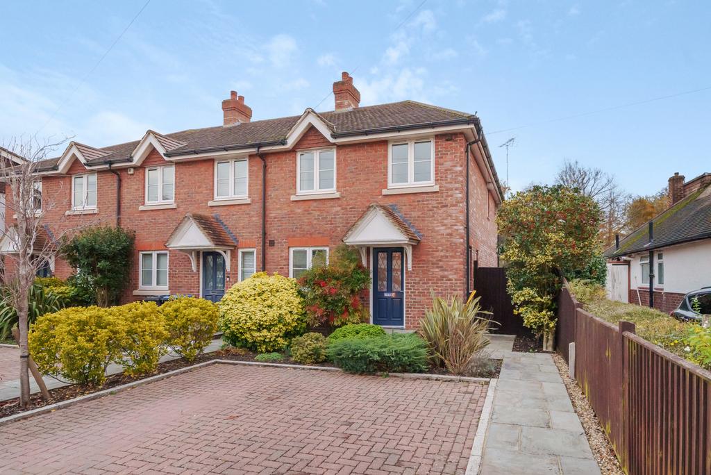 Common Lane, New Haw, KT15 3 bed property for sale £535,000