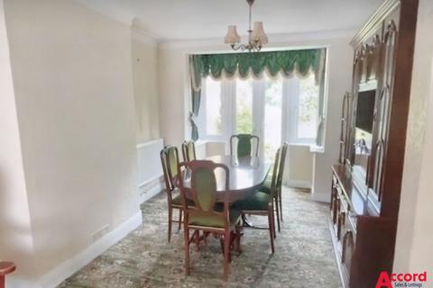 107 Carlton Road, Gidea Park, Romford, RM2 5AU