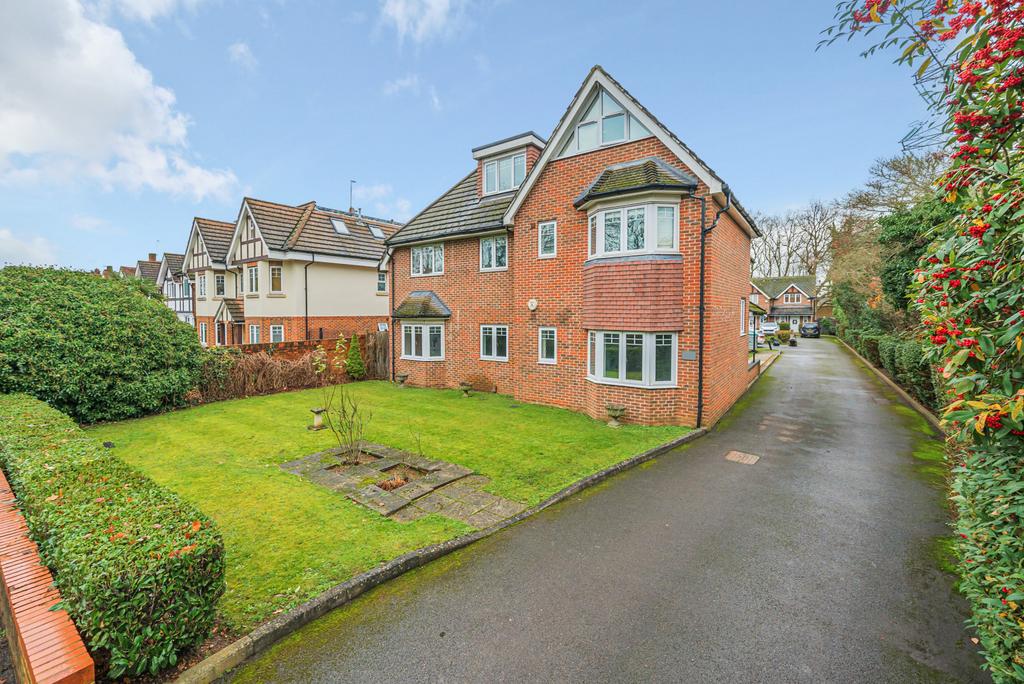 Byfleet Road, New Haw, KT15 2 bed property for sale £295,000