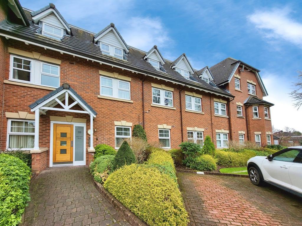 Wellington Road, Timperley, Altrincham, Cheshire, WA15 2 bed flat for