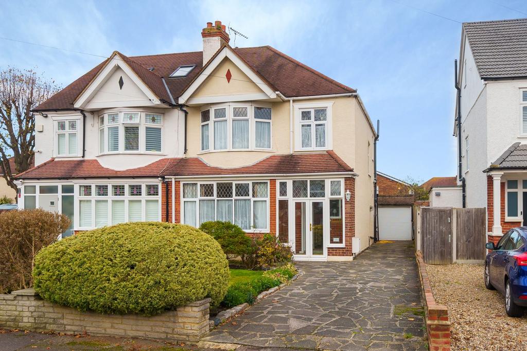 Elm Way, Worcester Park, KT4 3 bed semidetached house for sale £675,000