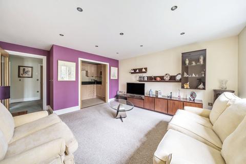 2 bedroom flat for sale, Sheerwater Road, West Byfleet, KT15