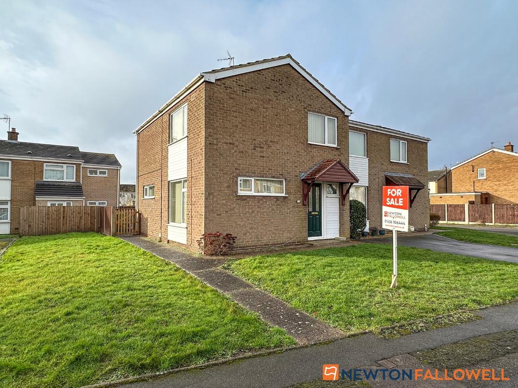 Wolfit Avenue, Balderton NG24 3 bed semidetached house £180,000