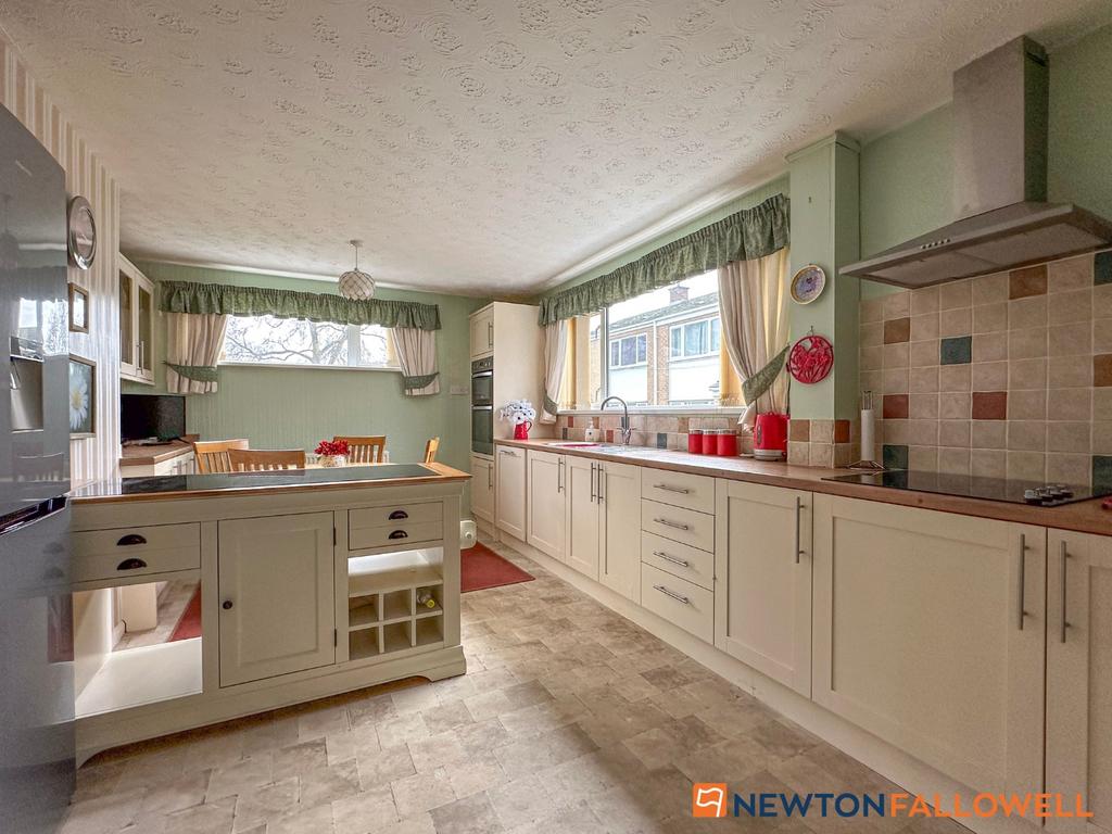Wolfit Avenue, Balderton NG24 3 bed semidetached house £180,000