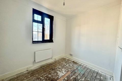 6 Coltsfoot Path, Romford, RM3 8BH
