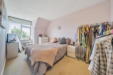 3 bedroom flat for sale, West Hill, London